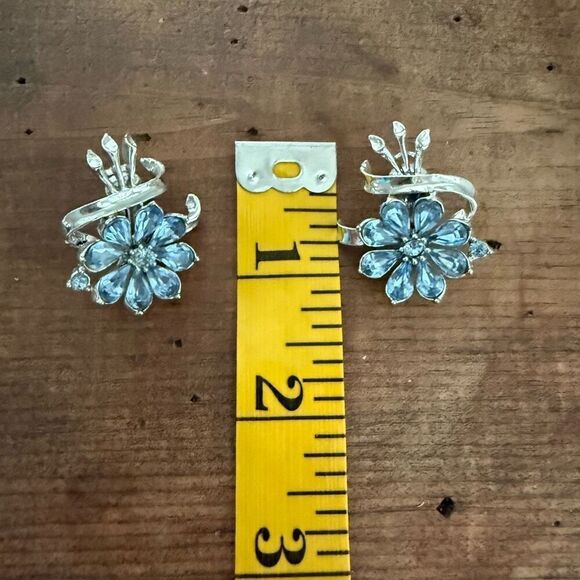 1950s Vintage Coro Rhinestone Earrings Light Pastel Blue Rhinestone Flowers Fanf - Picture 8 of 8